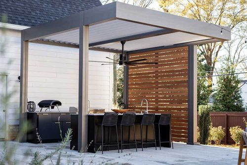 covered Outdooe kitchen with R-BLADE csutom luxury pergola and privacy wall - Azenco Outdoor