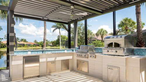 Cantilevered pergola over an outdoor kitchen