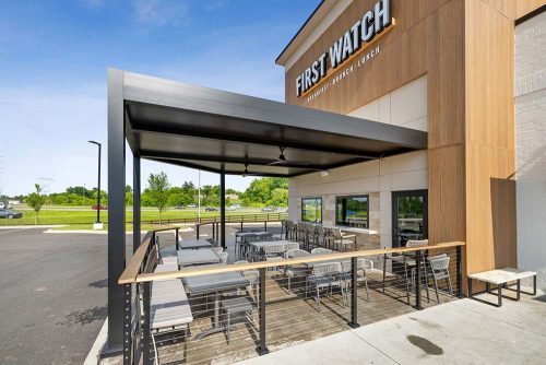 Attached to the wall pergol for restaurant terrace - R-SHADE pergola by Azenco