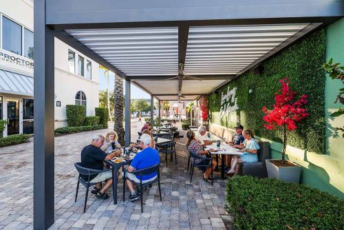 Motorized louvered pergola R-BLADE for restaurant covered outdoor space - Azenco