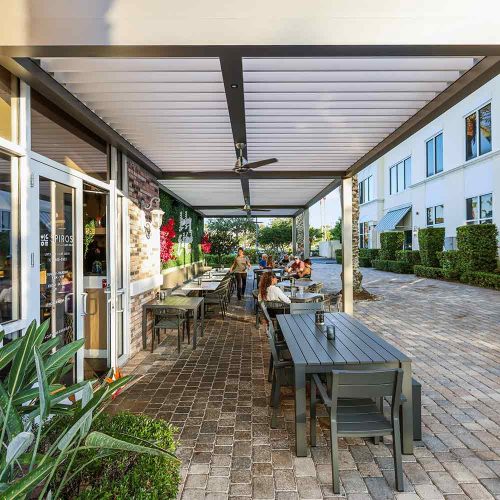custom-designed louvered patio cover in aluminum: R-BLADE by Azenco