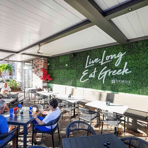 Gapless louvered roof pergola when closed: R-BLADe pergol aby Azenco Outdoor for commercial terrace