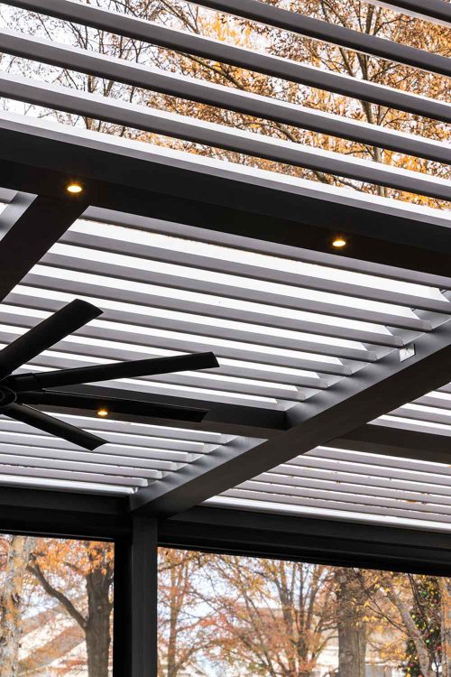Open pergola roof and fan for a restaurant - pergola design by Azenco Outdoor, pergola model R-BLADE louveres roof