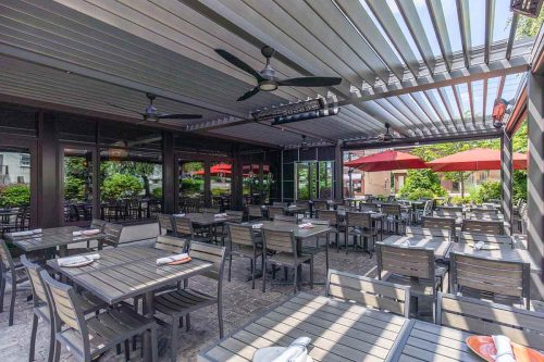 Restaurant in New York Stare with huge outdoor terrace covered with R-BLADE custom pergola - Azenco Outdoor