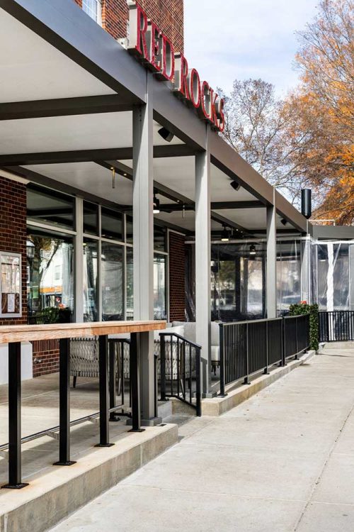 Black frame and whte powder coated louvers: Restaurant terrace with motorized pergoal R-BLADE by Azencoa