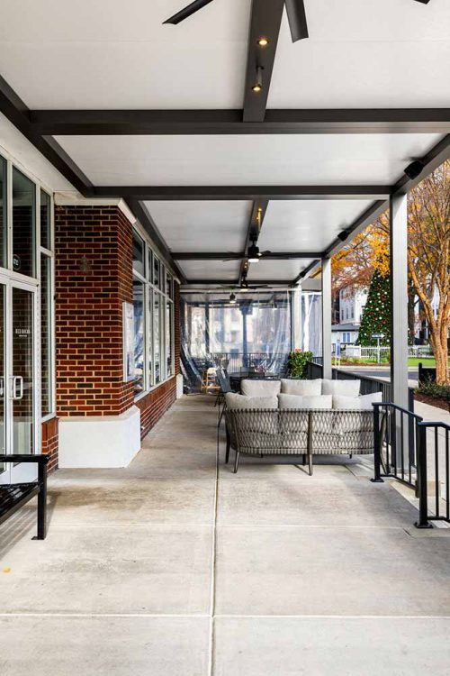 Blakc and white aluminum pergola with insulated roof for bar terrace - Azenco Outdoor