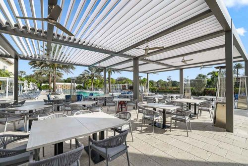 Covered outdoor space - Countyr Club terrace with modern louvered pergola R-BLADE, Azenco Outdoor