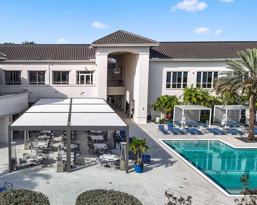 Covered Pool deck with open and close pergola R-BLADE by Azenco