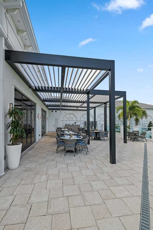 Wall-mounted pergola for restaurant - R-BLADE by Azenco Outdoor