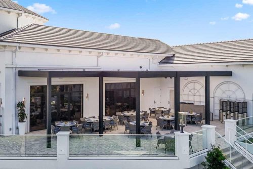 restaurant rooftop terrace with motorized louvered roof R-BLADE by Azenco