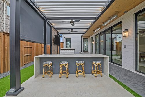 Covered outdoor kitchen and bar - residential louvered pergola - Azenco