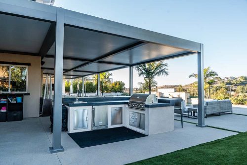 Covered outdoor kitchen: Custom soldi proof aluminum pergola R-SHADE -Azenco