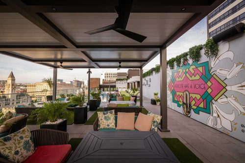 Rooftop bar with coevred terrace - Pergoal by Azenco