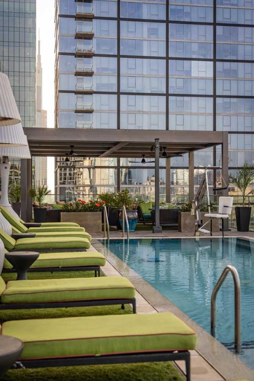 Pool pergola on a hotel rooftop - R-BLADE by Azenco