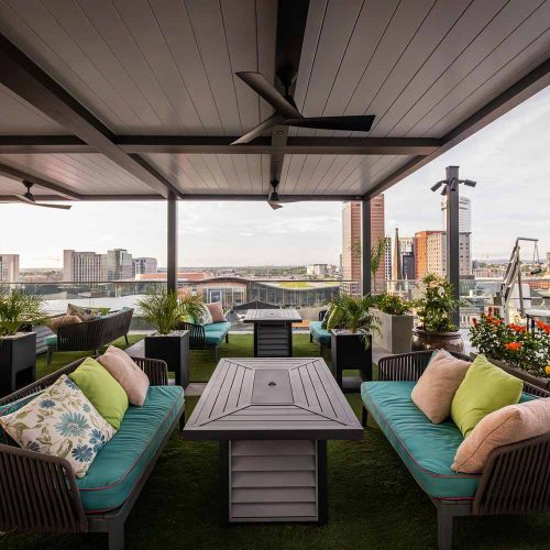 Rooftop bar terrace with covered outdoor space: R-BLADE pergola by Azenco