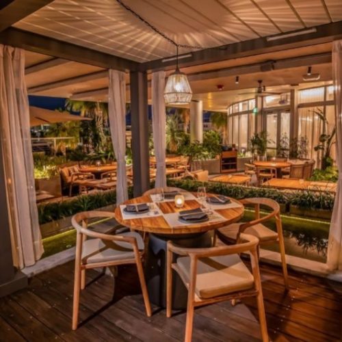 Louvered pergola protection for resaturanat terrace - gapless roof closed