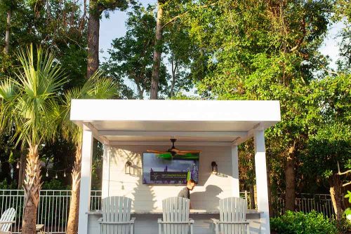 White freestaianding custom inslated roof pergola - R-SHADE by Azenco