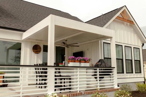 Terrace with a pergola attahced to the house: Insulated aluminum roof, model R-SHADE by Azenco