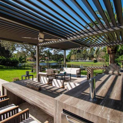 Large residential covered outdoor dining space - Pergola Azenco