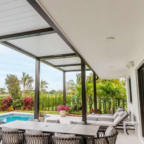 Residential custom louvered pergola addition - R-BLADE pergola by Azenco