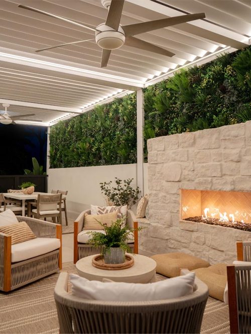 Residential custom outdoor licing space with motoriezed louevred roof - Aluminum pergola by Azenco
