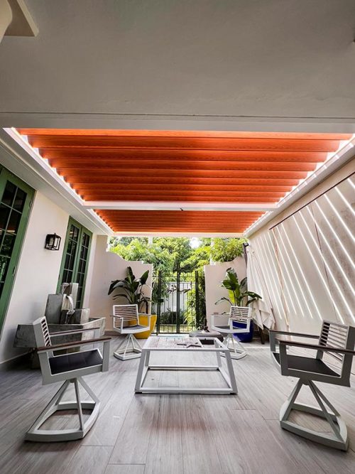 Residential custom patio cover with automated louvered roof - Aluminum pergola by Azenco