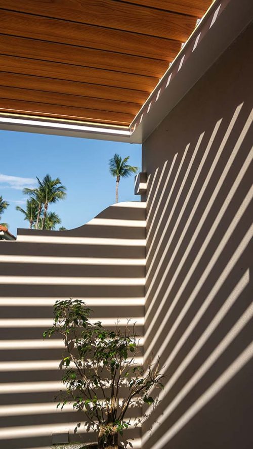 Outdoor design - Residential custom louvered pergola R-BLADE with wood grain finsih louvers - Azenco Outdoor