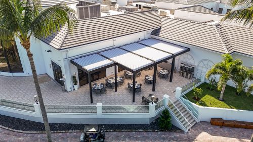 Restaurant terrace with motorized louvered pergola - Azenco