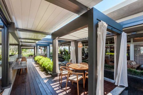 Restaurant outdoor spce with covered islands - Mila restaurant with R-Blade pergolas by Azenco