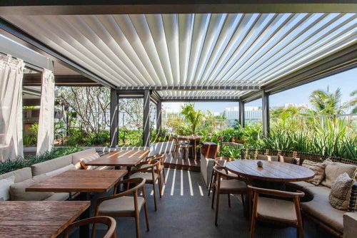 Modern louevred pergola for luxury restaurtnt in Miami Becah, FL - R-BLADE pergola by Azenco