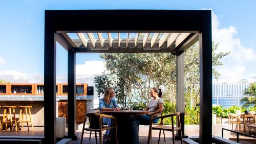 White louvers and grey bornze frame for restaurant rooftop custom pergola - Azenco