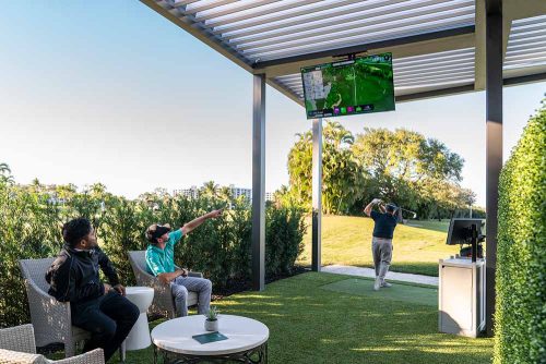 Covered outdoor space for golf practice at country club, R-BLADe pergol by Azenco