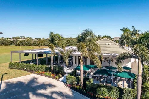 Shaded restaurant terrace: R-BLADE custom louvered pergola by Azenco Outdoor