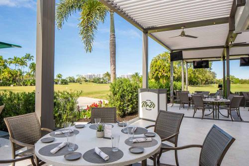 Country club restaurant coveresd terrace - R-BLADE csutom motorized louvered roof by Azenco