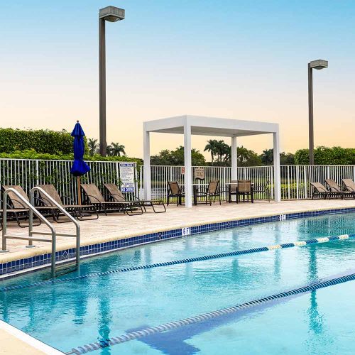 Pergola pool deck at dawn - R-SHADE pergola by Azenco Outdoor