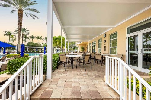 Insulated pergola roof in white: Comemrcial outdoor space, R-SHADE eprgtol aby Azenco Outdoor