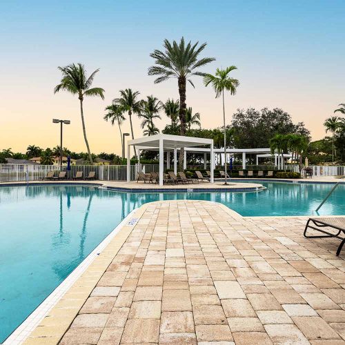 Covered pool deck - Commercial perogla by Azenco