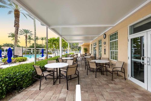 White insulated pergola roof for restaurant terrace: R-SHADE pergola
