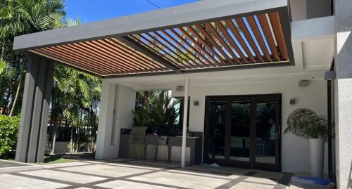 Wood louvered roof finish combiend with bronze frame - aluminum pergola by Azenco Outdoor
