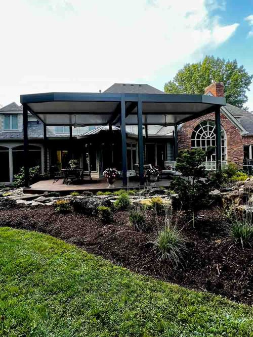 Custom aluminum pergola by Azenco. Kentucky, USA