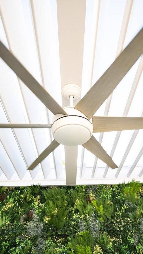 Pergola louvers and fan system - Azenco outdoot living