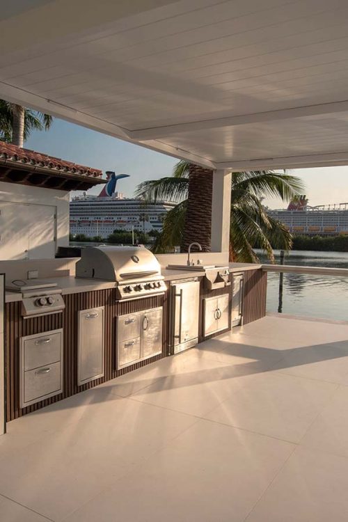 Wood and aluminum luxury modern aluminum kitchen and pergola - Star Island, Miami Beach, FL