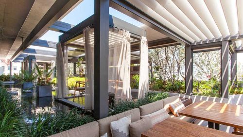 Commercial pergola system by Azenco - Covered terrace for restaurant rooftop