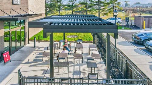 Side view of Starbucks pergola